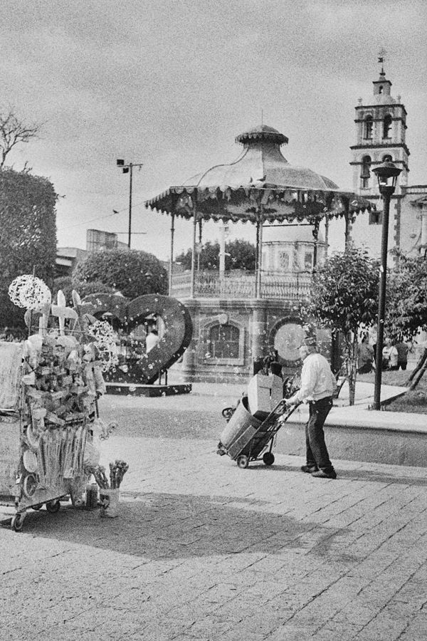 Plaza principal con el kiosco y la torre de la parroquia al fondo